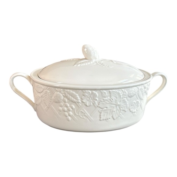 MIKASA® English Countryside White DP900 2 Quart Oval Covered Casserole - Picture 1 of 8